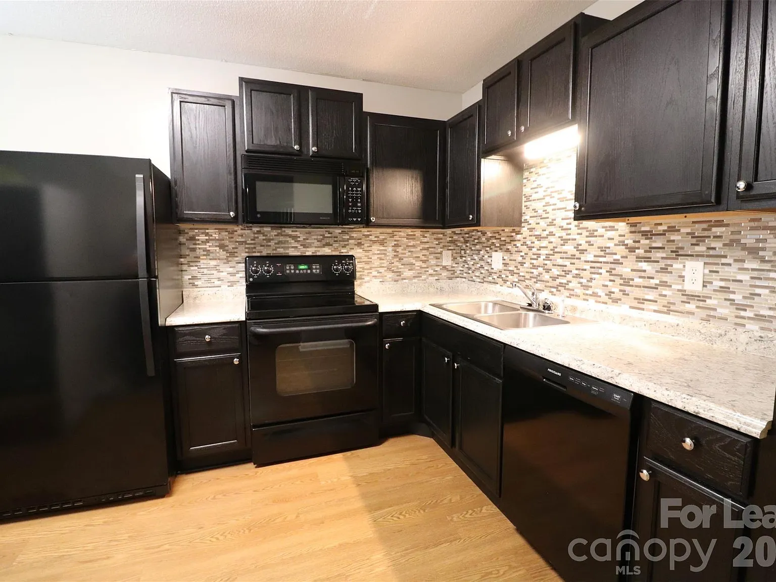 2 bed, 1.0 bath, 781 sqft, $1,400 — Photo 2