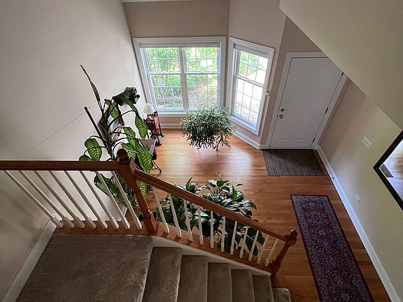 Front foyer area with vaulted ceilings