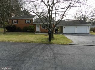 704 Breezewood Dr, Mechanicsburg, PA 17055