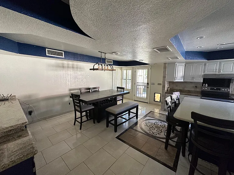 5726 W Ivanhoe St — Photo 5