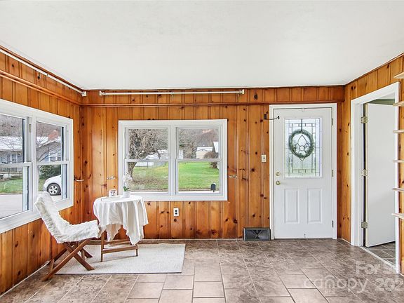 3rd image of 650 Camelot Dr