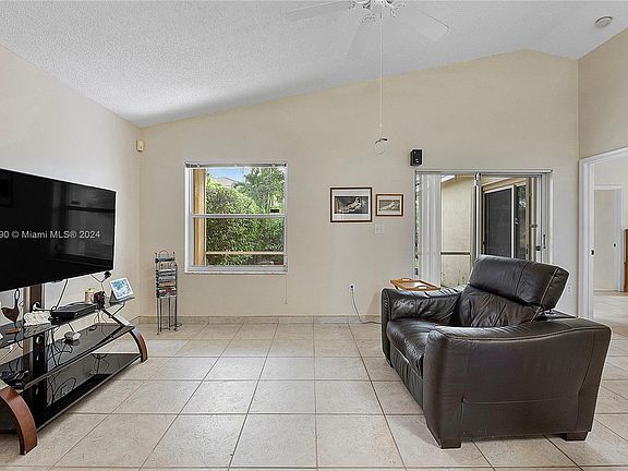 5th image of 757 SW 120th Ave
