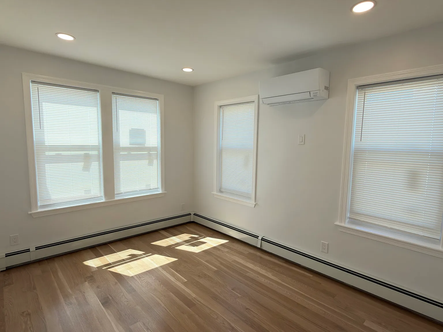 2 bed, 1000 sqft, $3,000 — Photo 2