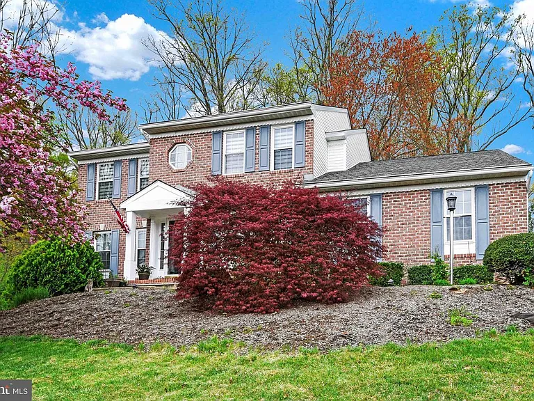 320 Kalorama Rd — Photo 1