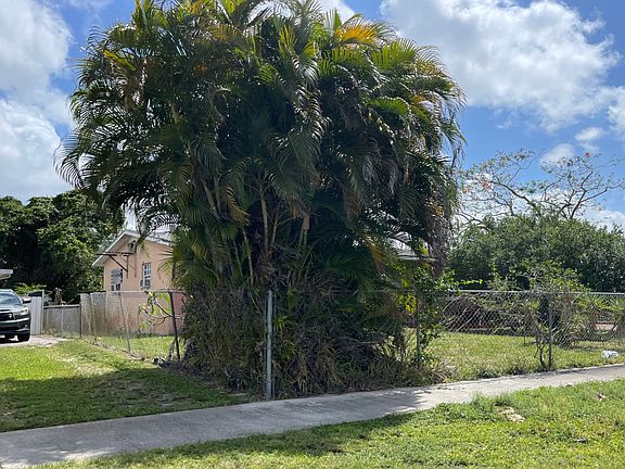 3rd image of 3940 NW 171st Ter