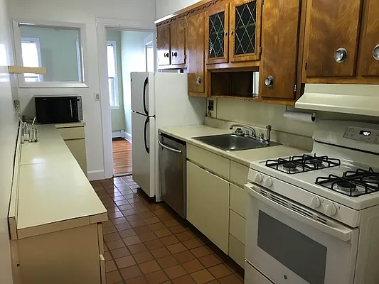 Rented by Zikos Realty Services | media 10