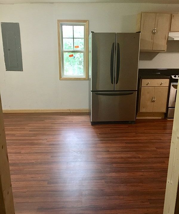 2nd image of 914 Townsend Ln