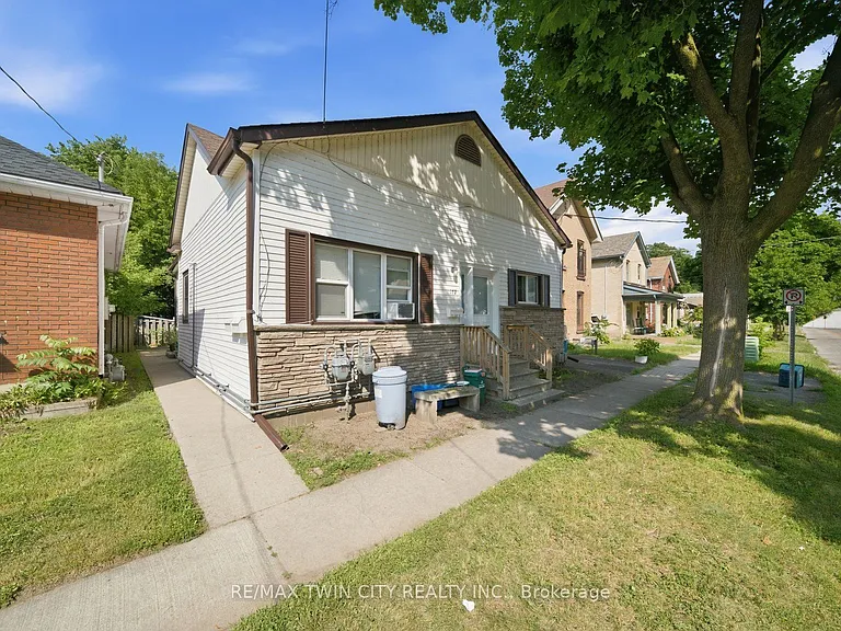 172 Albion St N #UPPER — Photo 2