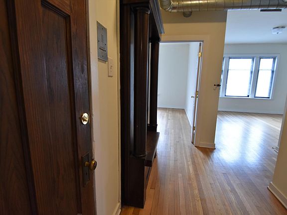 2nd image of 802 W Belmont Ave APT 3w
