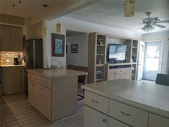 4th image of 6014 Hobson St NE