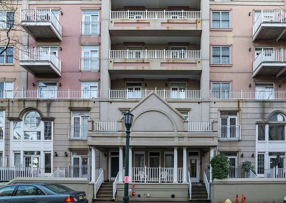 1st image of 208 Shearwater Ct W APT 41