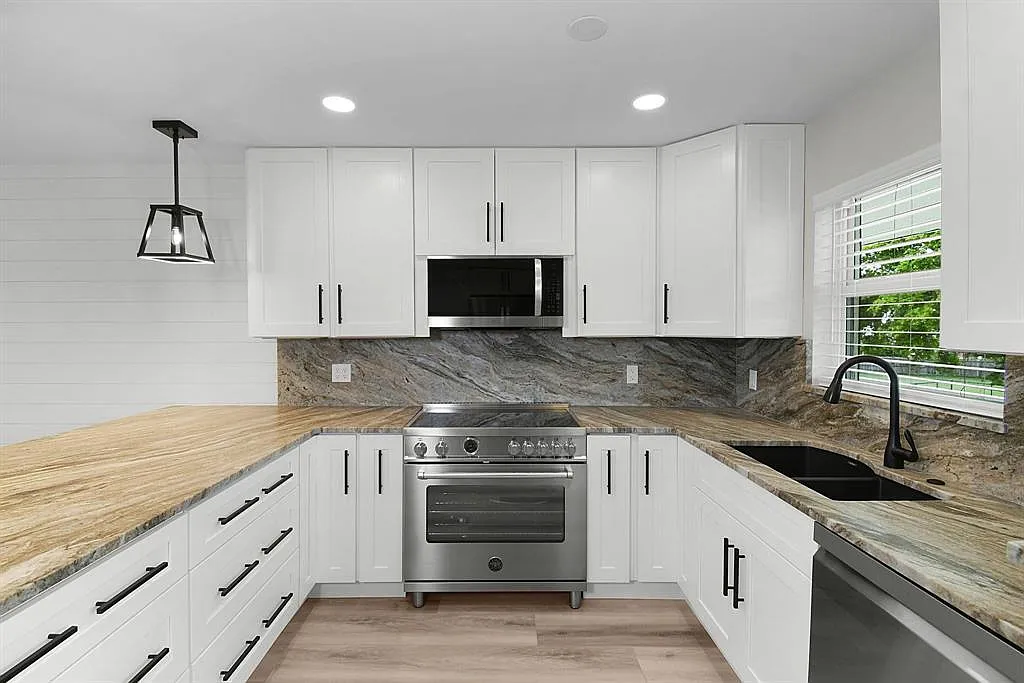 2 bed, 2.0 bath, 925 sqft, $5,500 — Photo 3