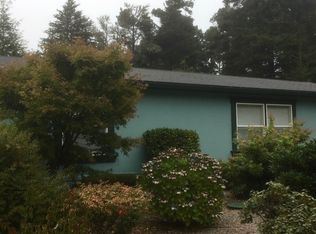 17220 Franklin Dr, Fort Bragg, CA 95437