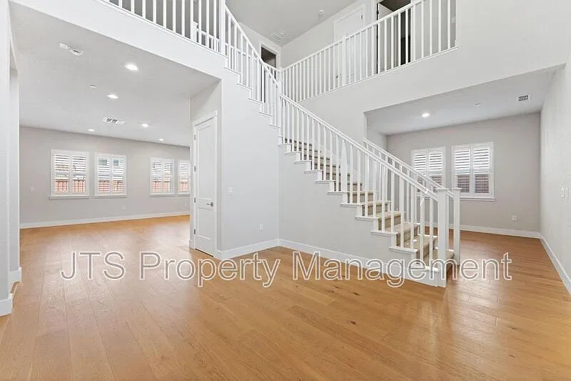 5 bed, 5.5 bath, 3788 sqft, $5,195 — Photo 3