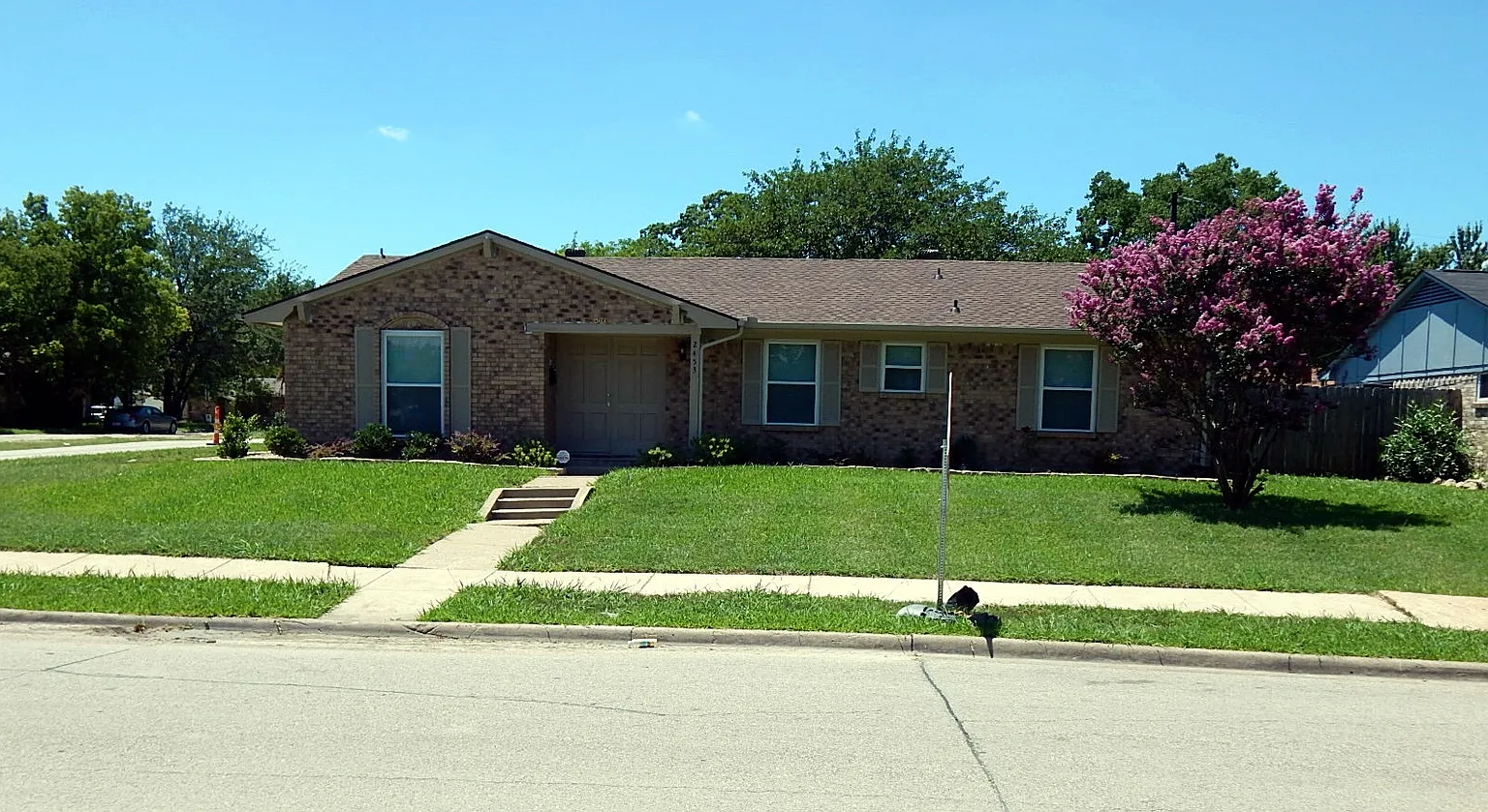 2453 Larchmont Dr photo 1