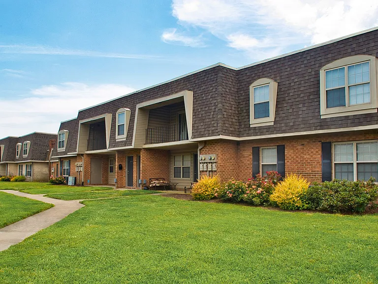 Emerald Point Apartments & Townhomes — Photo 35