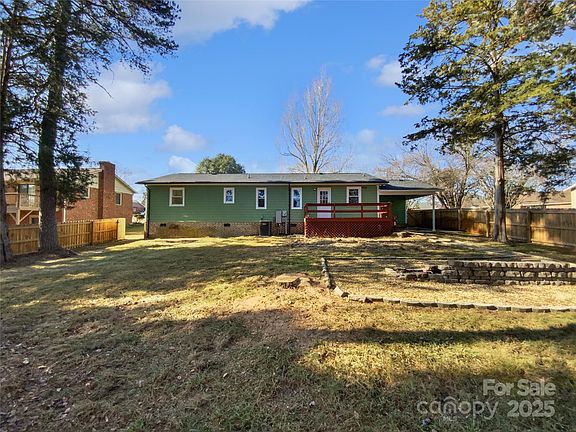 5th image of 506 Queens Gate Dr
