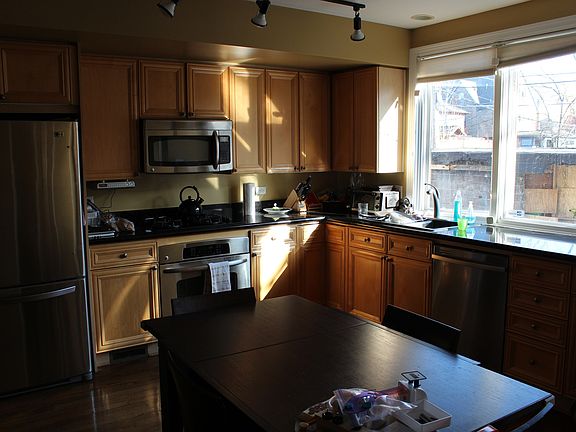 2nd image of 2121 W Schiller St APT Coach