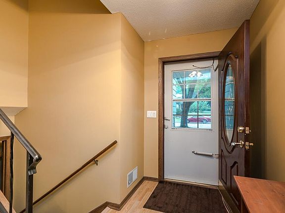 4th image of 121 23rd Ave S