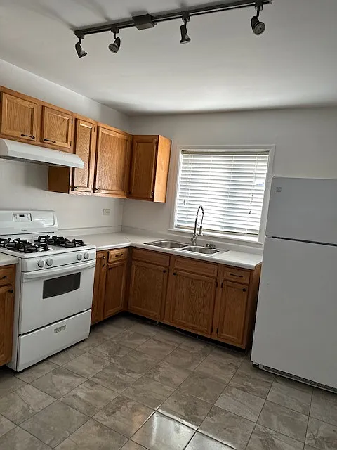 2 bed, 1.5 bath, 1120 sqft, $2,075 — Photo 2