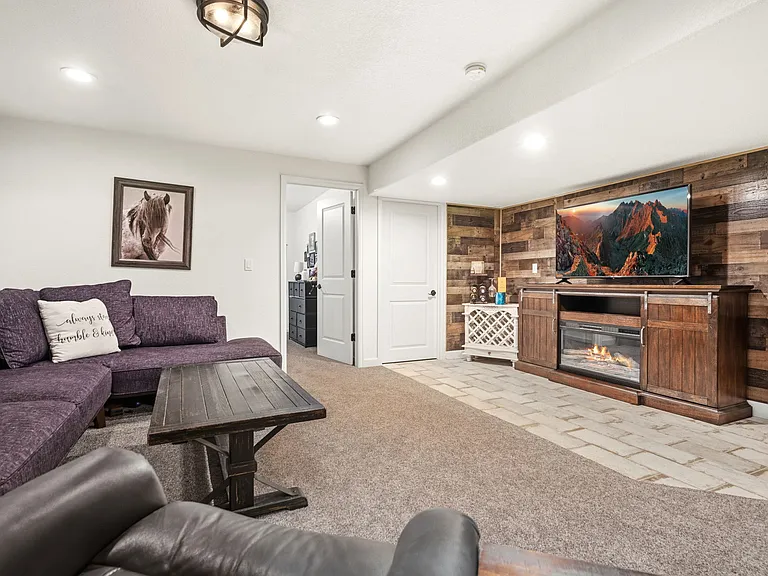2049 Wagon Train Dr — Photo 25