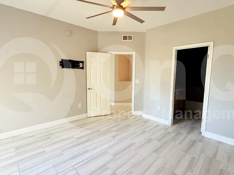 2992 N Miller Rd #215B — Photo 2