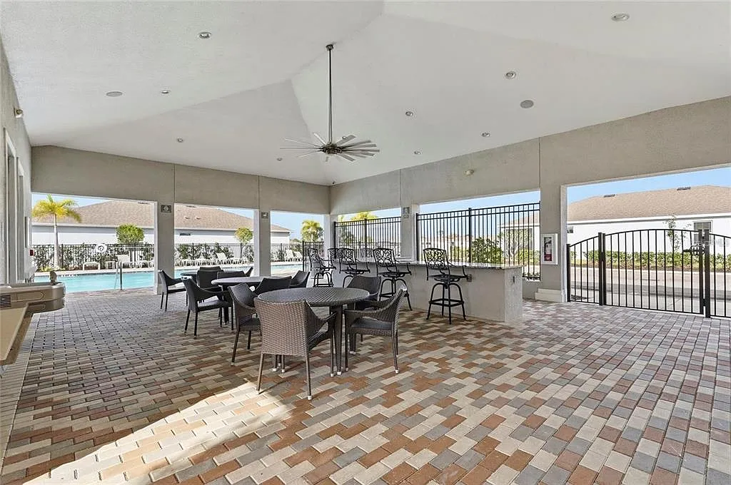 4 bed, 2.0 bath, 2047 sqft, $2,995 — Photo 4