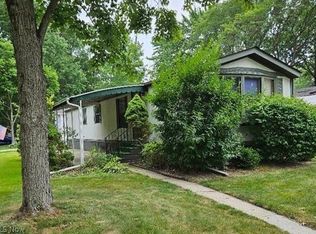 2 Mark Ct, Olmsted Falls, OH 44138