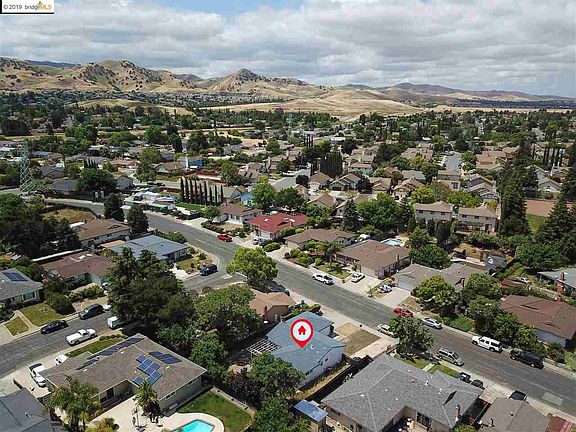 5th image of 3019 N Francisco Way