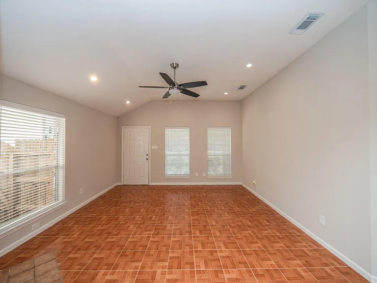 121 Coffee Ln — Photo 4