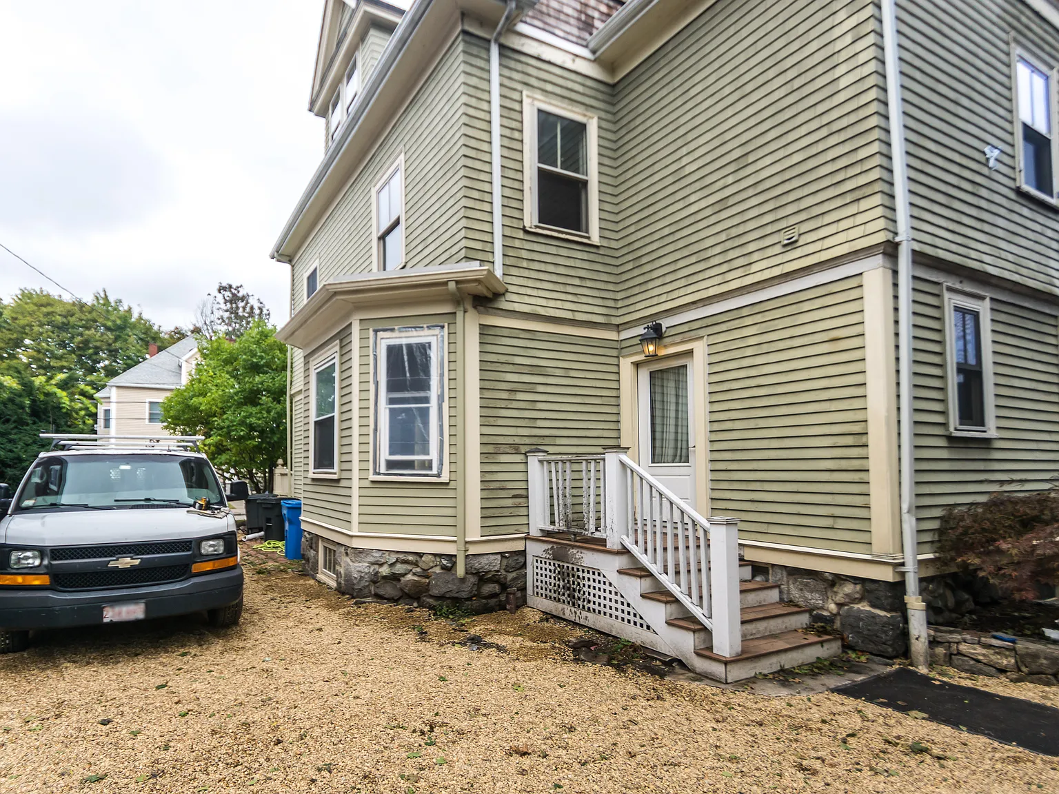 5 bed, 2.5 bath, 2400 sqft, $4,500 — Photo 3