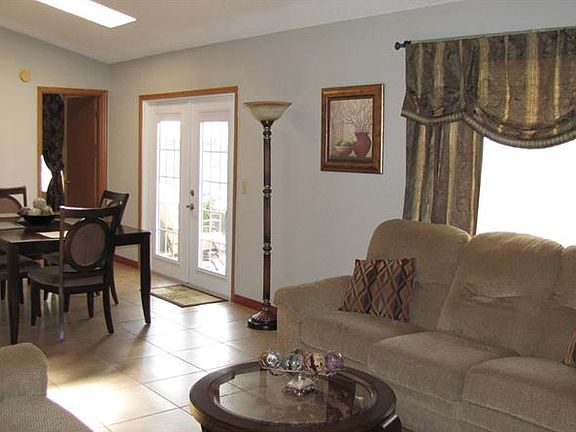 5th image of 1216 W Embassy Dr