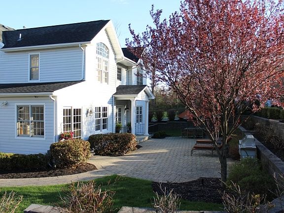 2nd image of 276 Beaufort Ave