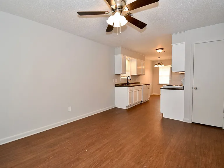 622 Center St — Photo 3