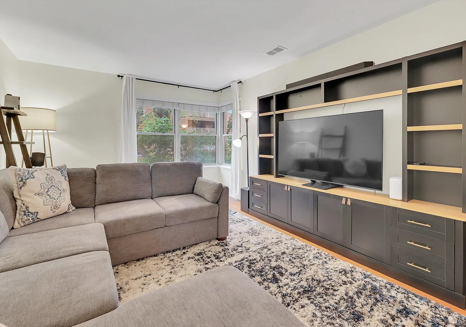 1 bed, 850 sqft, $2,400 — Photo 3