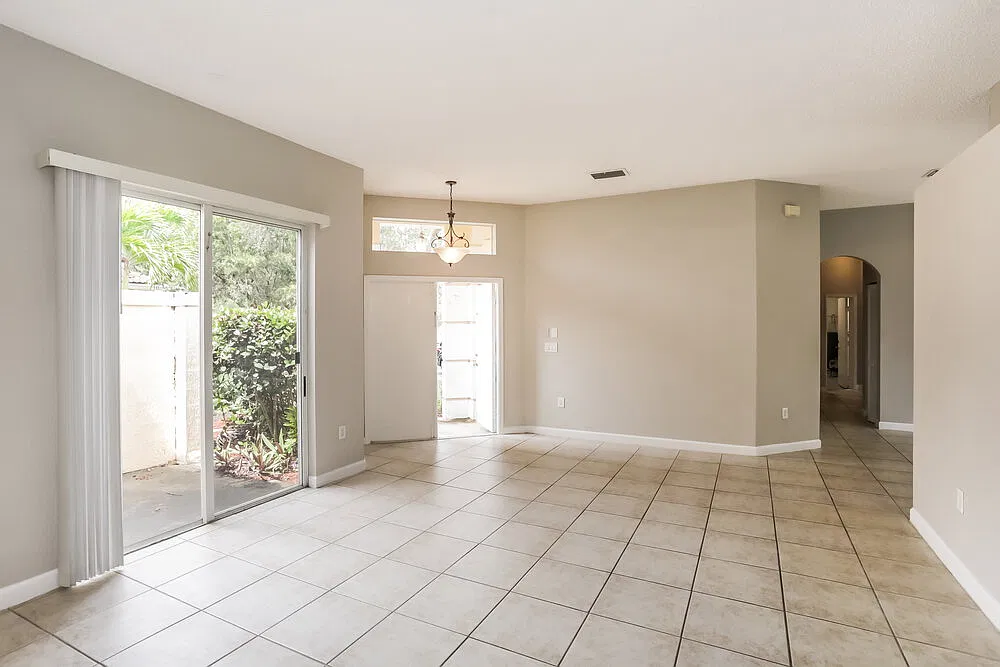 4 bed, 2.0 bath, 2460 sqft, $4,880 — Photo 4