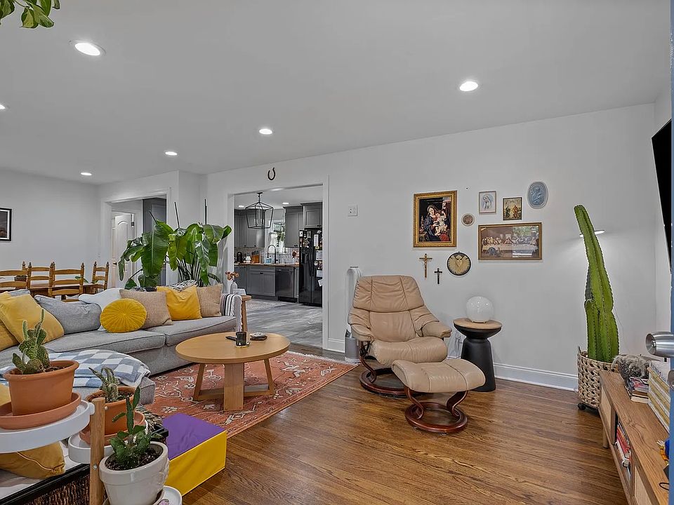 Living Room (when it was occupied by a previous renter)