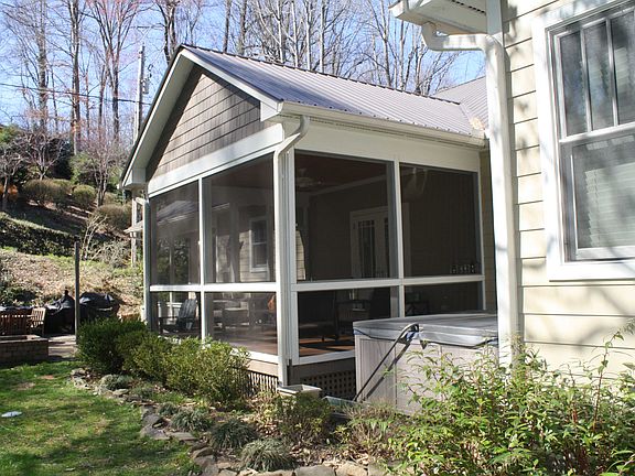 Rear covered/screened deck 