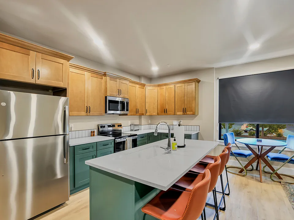 140 Hansen St E #201