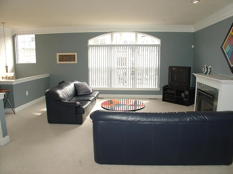 5053 Donovan Dr — Photo 2