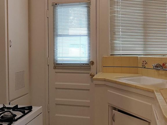 4th image of 1005 W Huntington Dr APT E