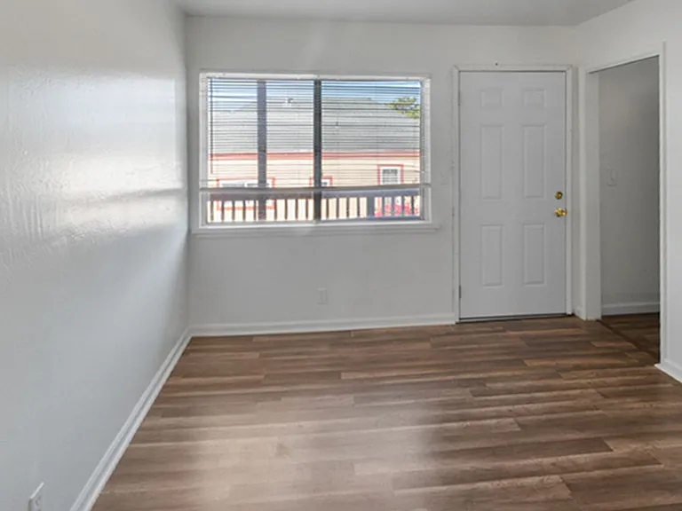1217 Haskell St — Photo 3