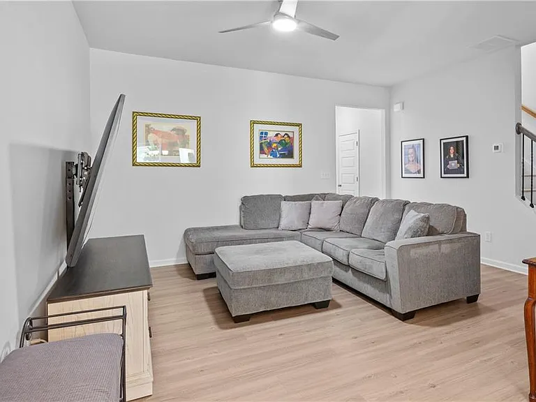 229 Dupont Dr — Photo 4