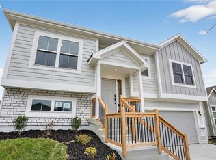 16232 Giorgia St, Parkville, MO 64152