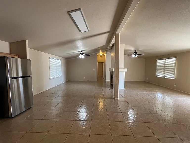 7868 N Reed Rd — Photo 25