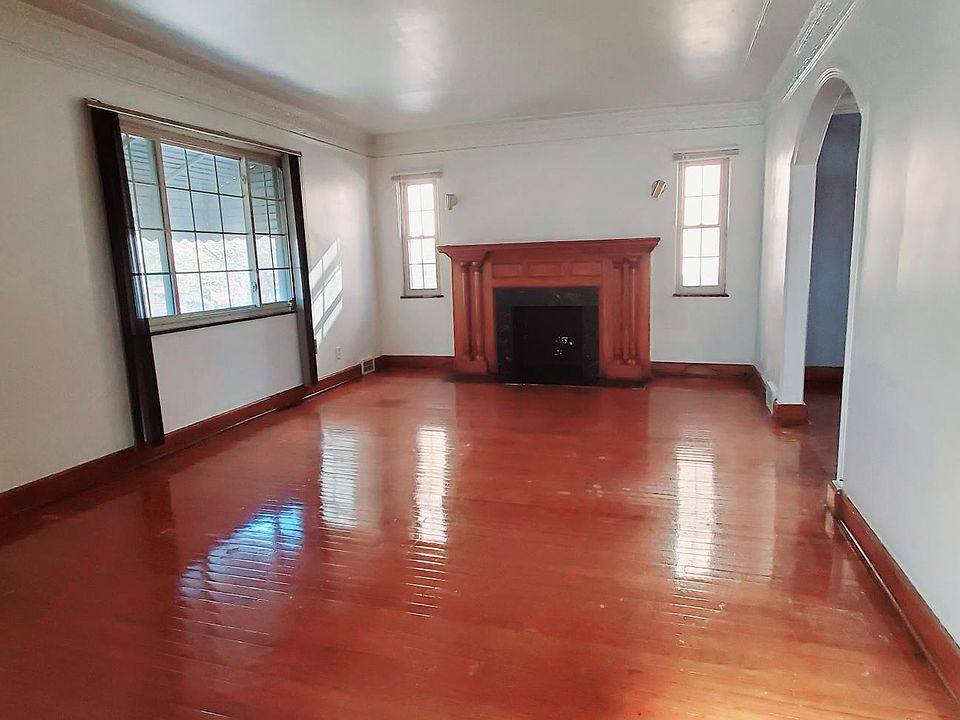 1st image of 16140 La Salle Ave APT 2