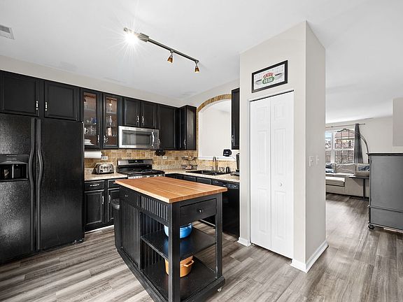 4th image of 1658 Fieldstone Dr N