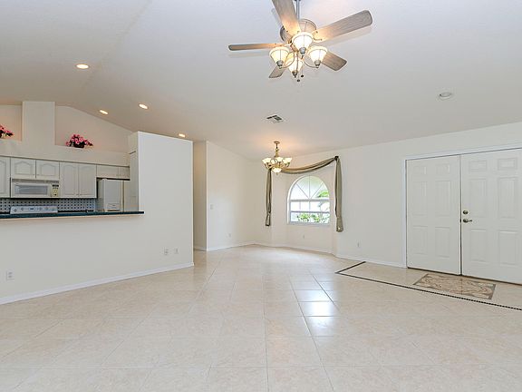 5th image of 2371 50th Ave NE