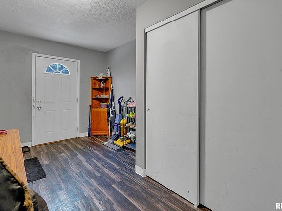 4th image of 3201-3207 Schuetzen Ln