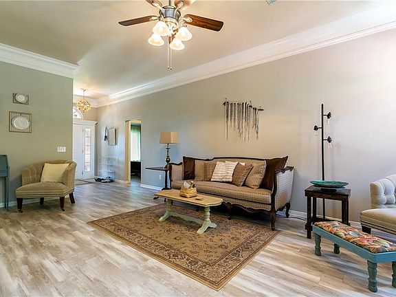 5th image of 703 Highland Ct